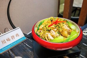 A bowl of Sichuan Fried chicken with a sign indicating the dish name. - Ruihao Yazhi Hotel (Global Center Store) (Chengdu)