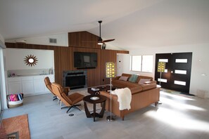 Smart-tv, ett filmbibliotek och datorskärmar