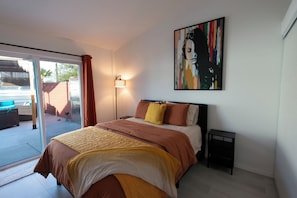2 slaapkamers, een bureau, een strijkplank/strijkijzer, reisbedje