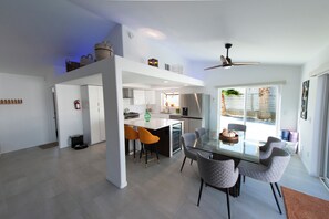 Kylskåp, mikrovågsugn, ugn och spishäll