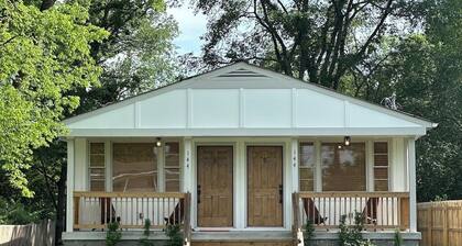 Escape to Nashville: 15 min to Downtown & BNA, sleeps 4, gated parking!