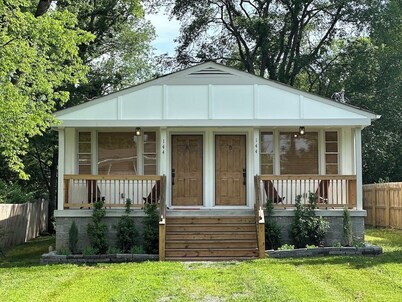 Escape to Nashville: 15 min to Downtown & BNA, sleeps 4, gated parking!