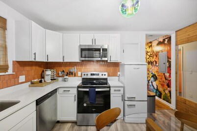 Escape to Nashville: 15 min to Downtown & BNA, sleeps 4, gated parking!