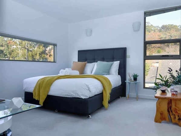 3 habitaciones, tabla de planchar con plancha, wifi y ropa de cama 