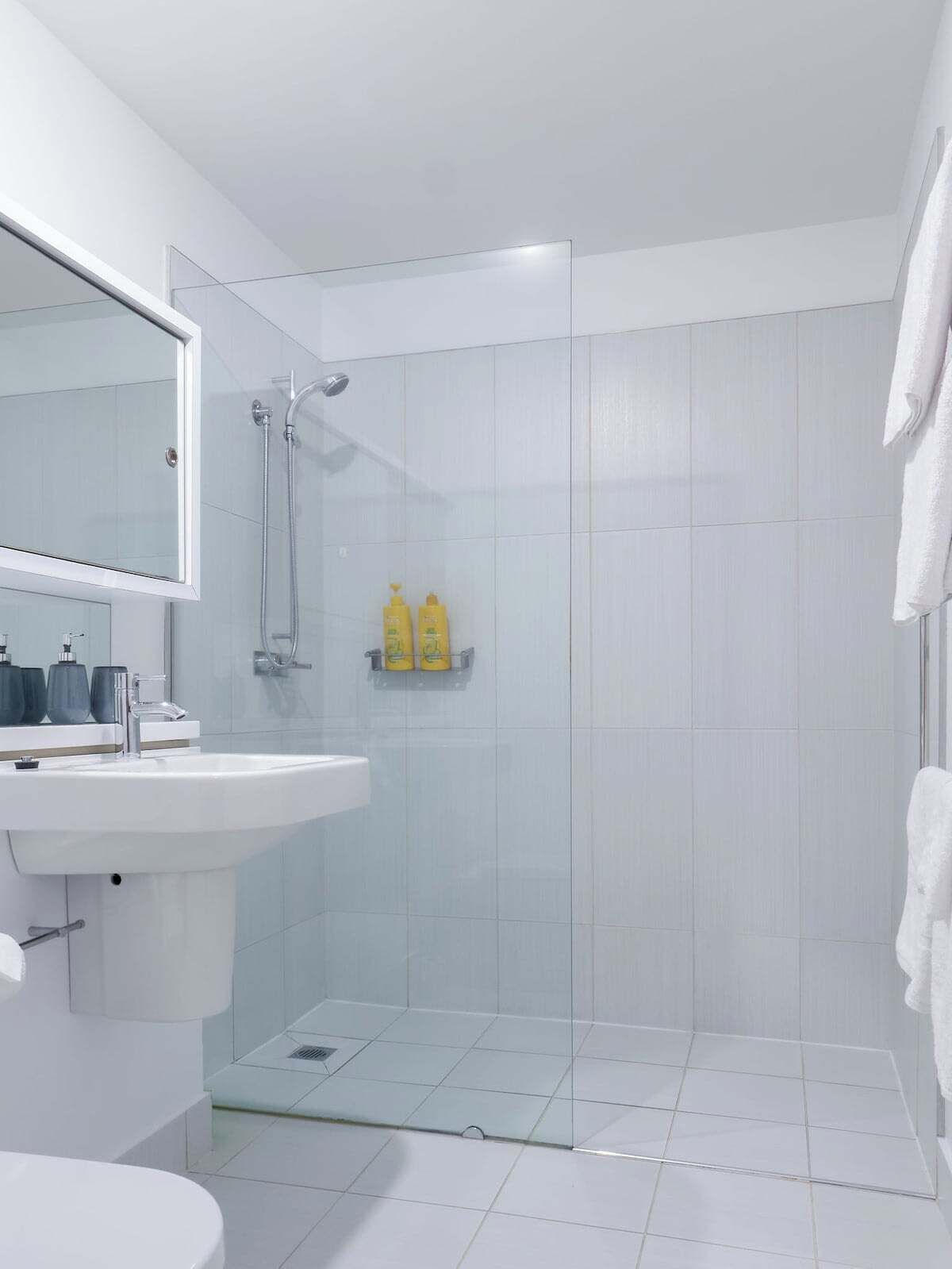 Douche, sèche-cheveux, serviettes fournies