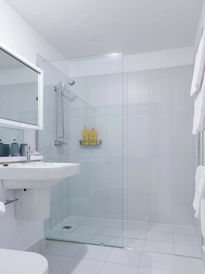 Shower, hair dryer, towels - Gateway to The Gorge 3Br, 2Bath, CBD Apartment (Launceston)
