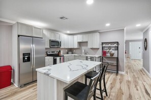 Fridge, microwave, oven, dishwasher - Shoreline Serenity: 3bd+Dog Friendly+Bckyrd (Indian Harbour Beach)