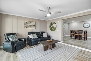 Smart TV - Shoreline Serenity: 3bd+Dog Friendly+Bckyrd (Indian Harbour Beach)