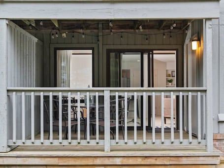 屋外ダイニングエリア. GT Resort Area I Fireplace + Golf Views