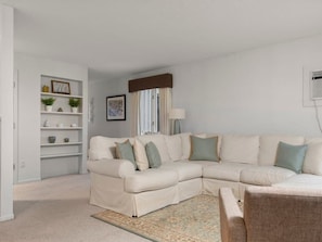 TV, fireplace, offices - GT Resort Area I Fireplace + Golf Views (Williamsburg)
