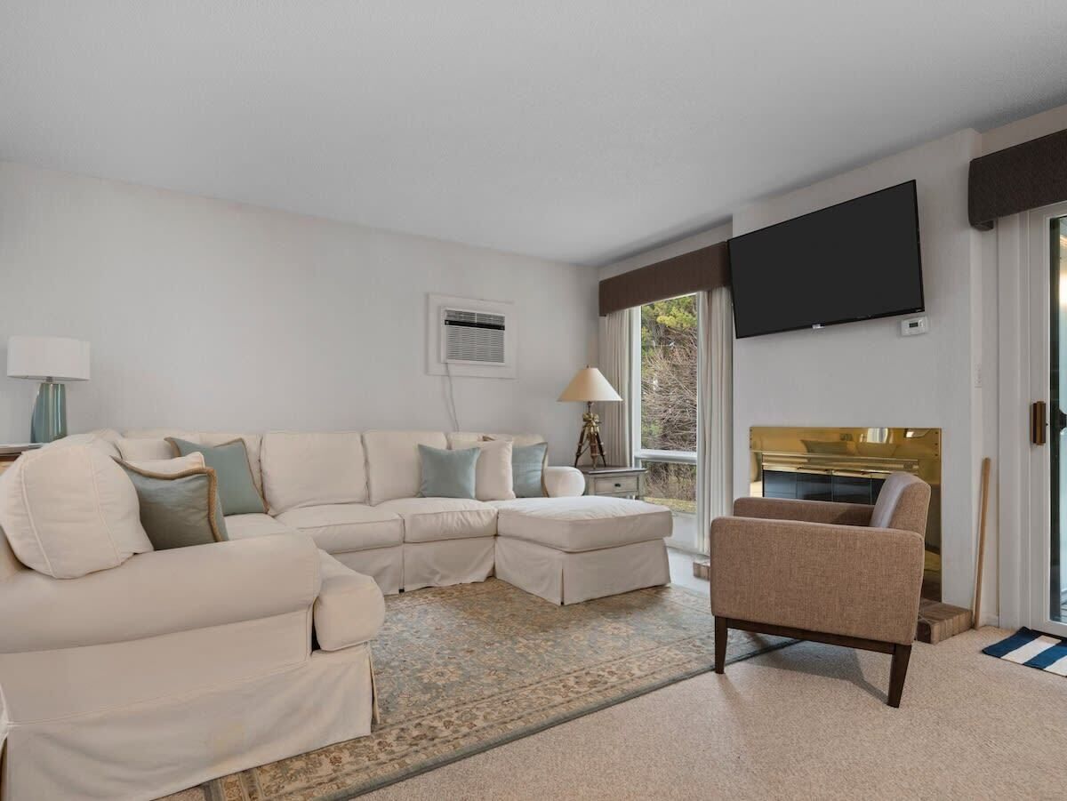 TV, fireplace, offices