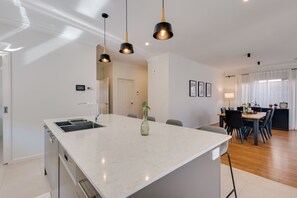 Frigorífico, microondas, horno y lavavajillas