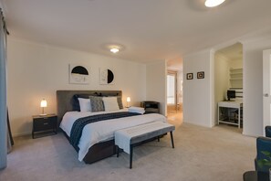 4 多间卧室、办公桌、笔记本电脑工作区、熨斗/熨衣板