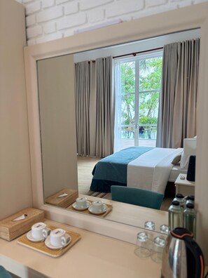 Chambre Deluxe double, vue sur la plage | Bureau, système d’insonorisation, fer et planche à repasser