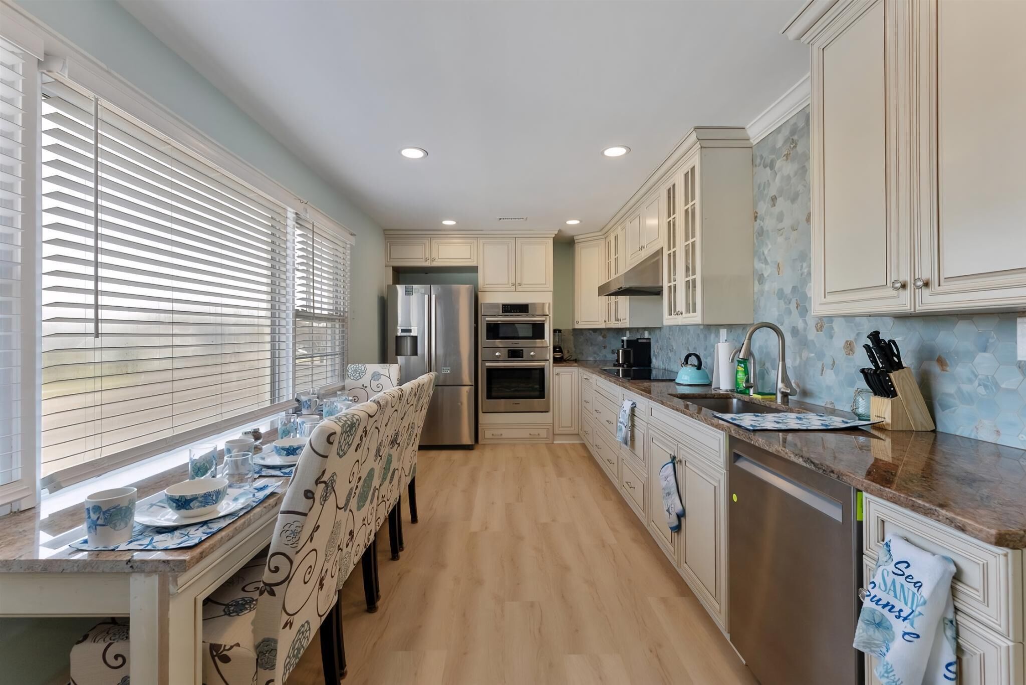 Een koelkast, een oven, een vaatwasser, een koffiezetapparaat/waterkoker