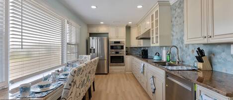 Een koelkast, een oven, een vaatwasser, een koffiezetapparaat/waterkoker