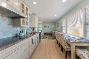 Fridge, oven, dishwasher, coffee/tea maker