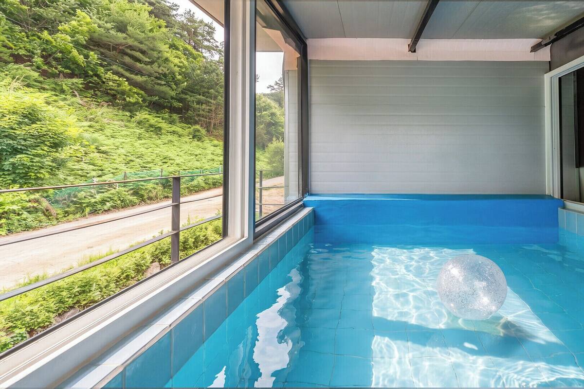 Una piscina con vistas despejadas a la vegetación circundante.