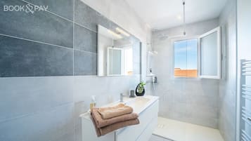 Dusche, Haartrockner, Handtücher, Seife