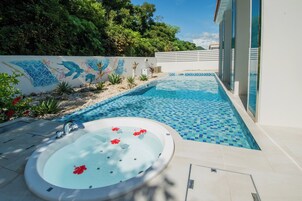 Una piscina al aire libre, una piscina climatizada