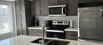 Cozy Whitby Retreat (Private 2 Bedroom Townhouse)