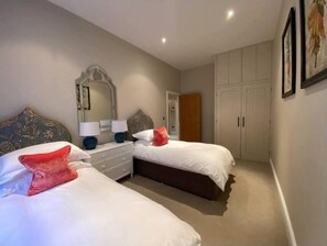 2 bedrooms, desk, iron/ironing board, WiFi - Beautiful Apartment with Private Parking, Cheltenham (Cheltenham)