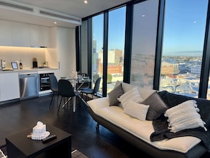 TV - Stylish 1-Bed with Pool, Gym & Free Parking (Fortitude Valley)