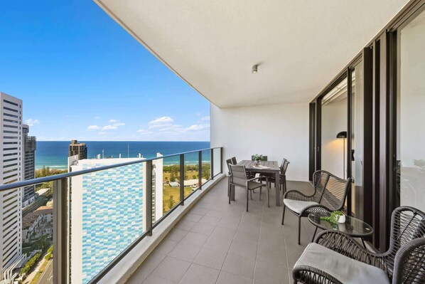 Outdoor dining - Ocean View 3-Bed with Gym, Pool, Sauna & Parking (Broadbeach)