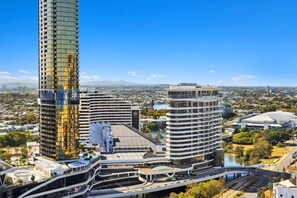 Exterior - Ocean View 3-Bed with Gym, Pool, Sauna & Parking (Broadbeach)