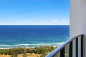Property grounds - Ocean View 3-Bed with Gym, Pool, Sauna & Parking (Broadbeach)