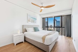3 bedrooms, desk, iron/ironing board, WiFi - Ocean View 3-Bed with Gym, Pool, Sauna & Parking (Broadbeach)