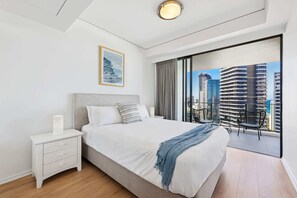 3 bedrooms, desk, iron/ironing board, WiFi - Ocean View 3-Bed with Gym, Pool, Sauna & Parking (Broadbeach)