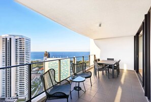 Outdoor dining - Ocean View 3-Bed with Gym, Pool, Sauna & Parking (Broadbeach)
