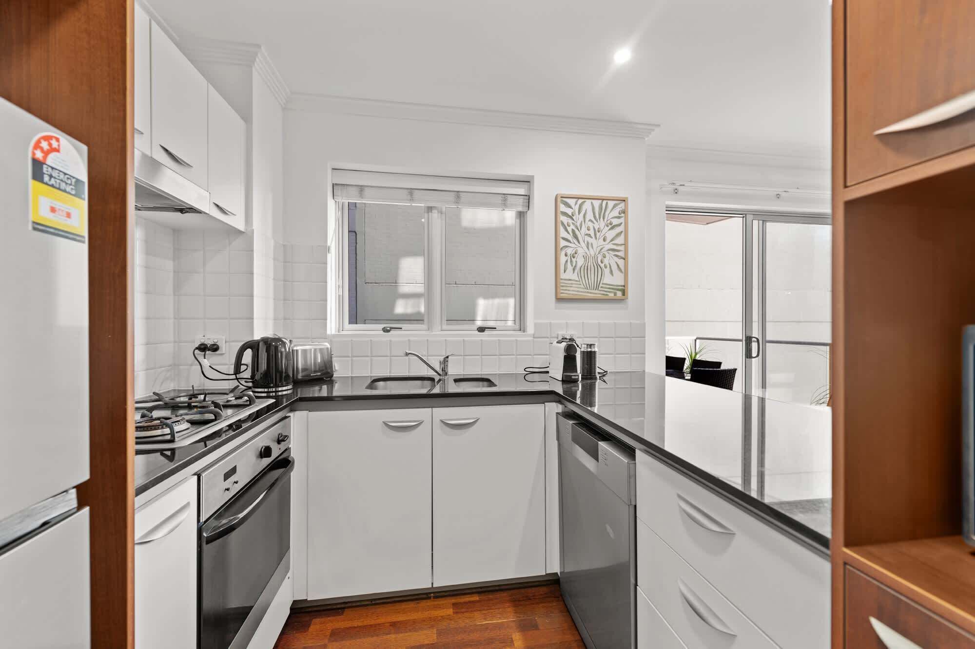 Frigorífico, microondas, horno y placa de cocina