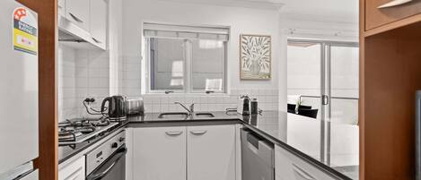 Frigorífico, microondas, horno y placa de cocina