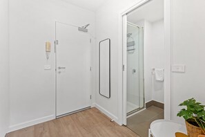 Douche, sèche-cheveux, serviettes fournies