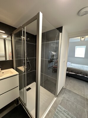Shower, towels - Côte d'Opale, large new apartment (72m2) 200m from beach and dunes. (Camiers)