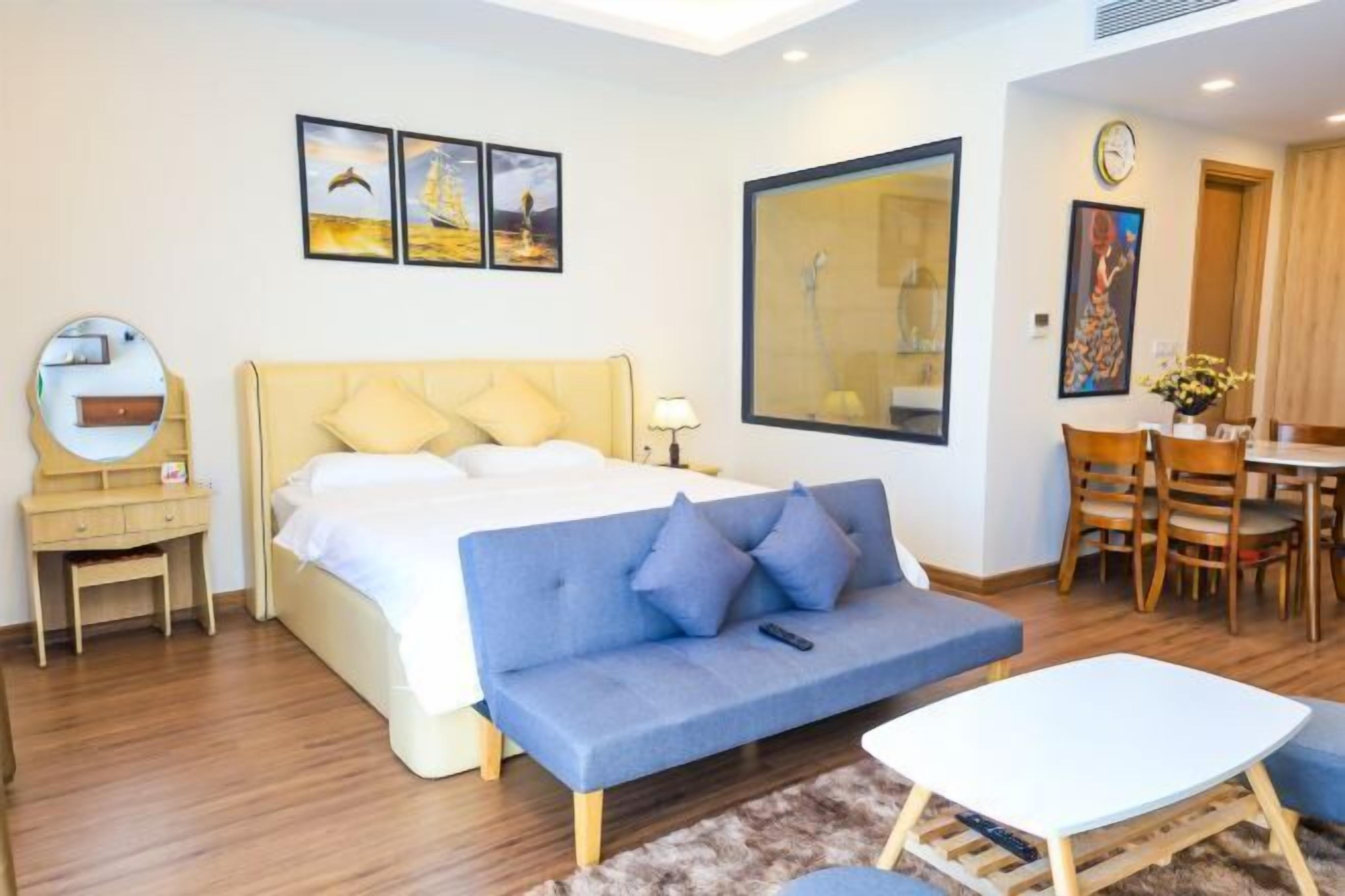 Ropa de cama hipoalergénica, muebles diferentes y escritorio 