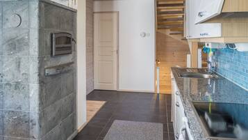 Fridge, microwave, dishwasher, cookware/dishes/utensils