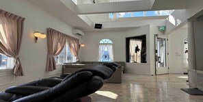 Villa | Wohnbereich | 43-Zoll-Flachbildfernseher mit Digitalempfang