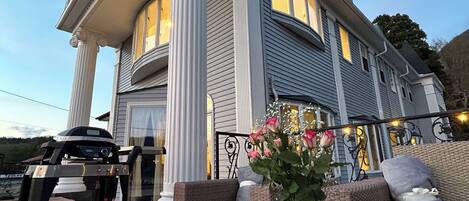 Villa | Área de sala de estar | Televisión de pantalla plana de 43 pulgadas con canales digitales