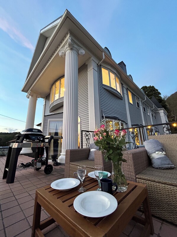 Villa | Wohnbereich | 43-Zoll-Flachbildfernseher mit Digitalempfang