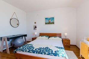 2 chambres, fer et planche à repasser, accès au Wi-Fi (inclus)