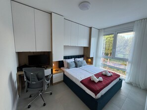 2 camere, una scrivania, ferro/asse da stiro, culla da viaggio