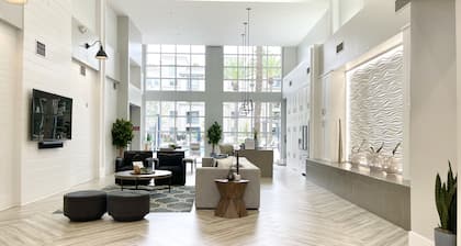 Luxury Coastal Retreat Walkable area, Pool, Mins to Newport Beach,Airport & more