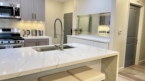 Fridge, microwave, oven, stovetop - Luxury Coastal Retreat Walkable area, Pool, Mins to Newport Beach,Airport & more (Irvine)