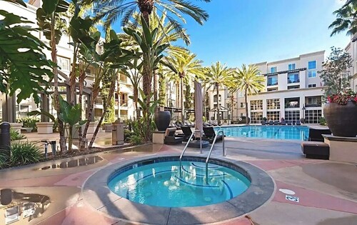 Luxury Coastal Retreat Walkable area, Pool, Mins to Newport Beach,Airport & more