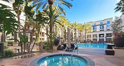 Luxury Coastal Retreat Walkable area, Pool, Mins to Newport Beach,Airport & more