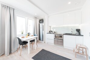 Classic Studio | Private kitchen | Full-sized fridge, microwave, oven, stovetop - Forenom Apartments Helsinki Lauttasaari (Helsinki)