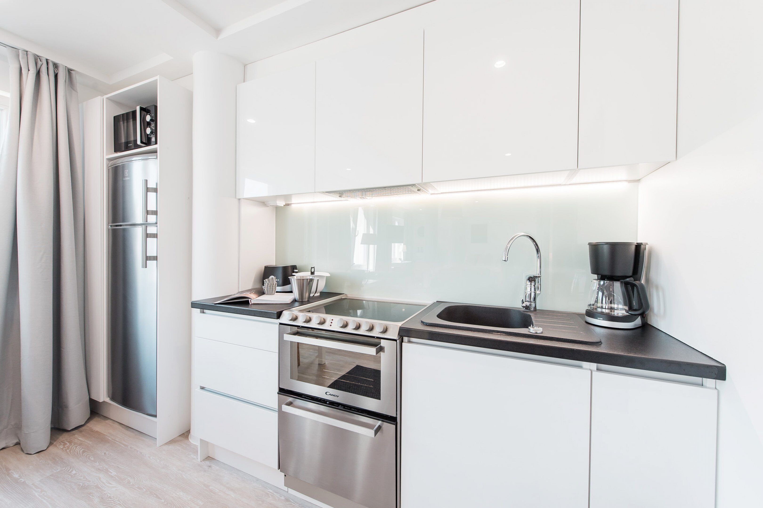 Estudio clásico | Cocina privada | Frigorífico grande, microondas, horno y placa de cocina